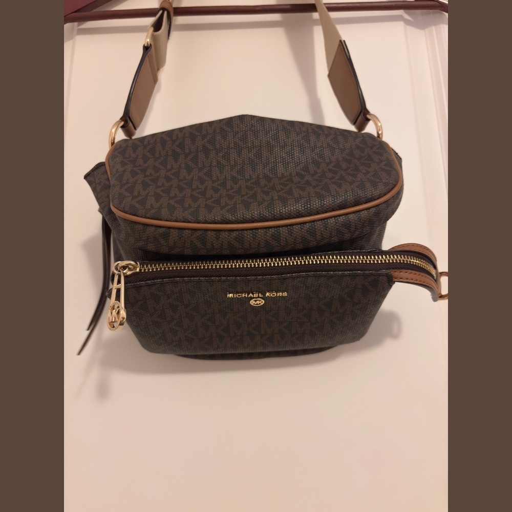 MICHAEL KORS Slater Medium Signature Logo Sling Pack